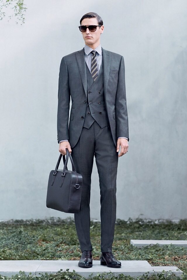 Hugo Boss одевает офис.